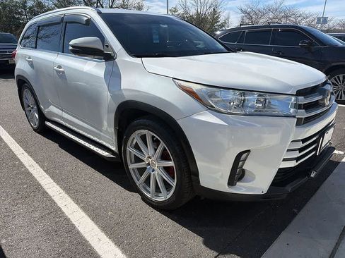 Used 2017 Toyota Highlander XLE image 3