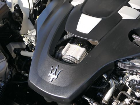 Used 2024 Maserati Levante GT Ultima image 32