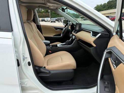 Used 2021 Toyota RAV4 XLE w/ Convenience Package FWD image 15