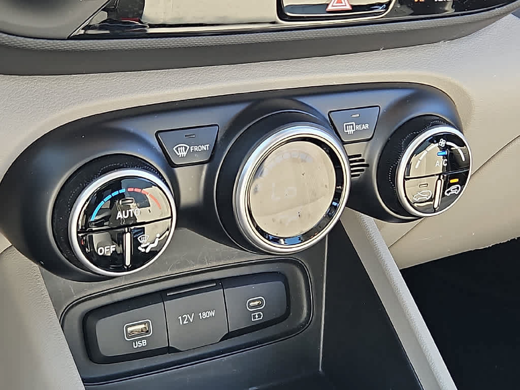 Used 2023 Hyundai Venue SEL FWD image 16
