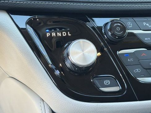 Used 2024 Chrysler Pacifica Limited FWD image 37