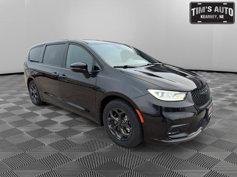 Used 2022 Chrysler Pacifica Touring-L w/ Uconnect Theater Family Group image 1