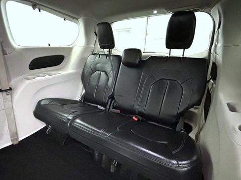 Certified 2022 Chrysler Pacifica Touring-L FWD image 18