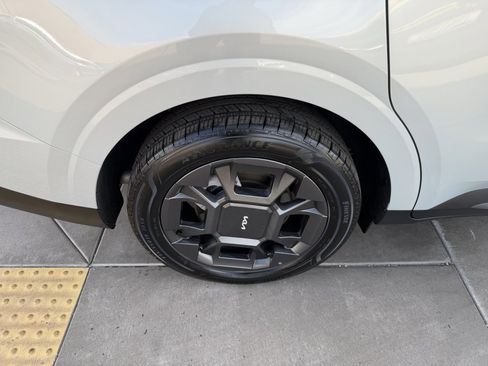 Used 2025 Kia Carnival EX image 15