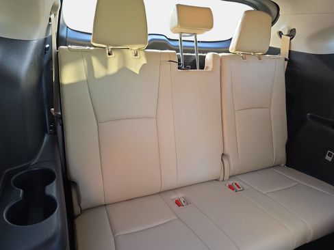 Used 2021 Toyota Highlander XLE AWD/4WD image 12