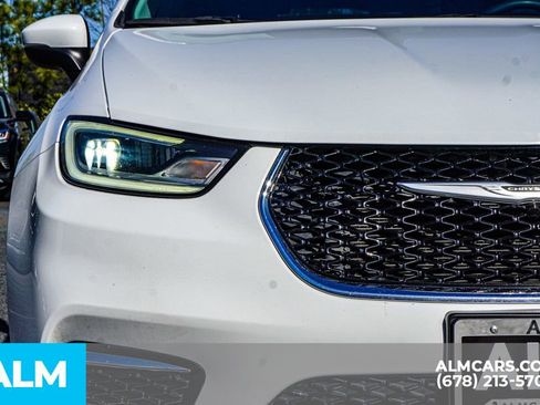 Used 2023 Chrysler Pacifica Touring-L image 12