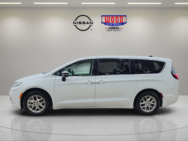 Used 2024 Chrysler Pacifica Touring-L FWD image 5