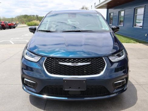 Used 2024 Chrysler Pacifica Touring-L FWD image 4