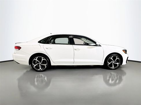 Used 2020 Volkswagen Passat 2.0T R-Line image 9