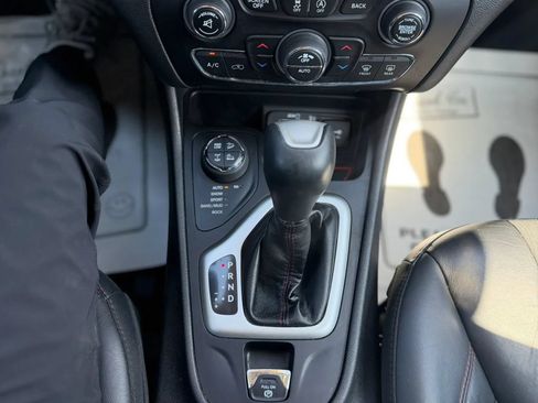 Used 2018 Jeep Cherokee Trailhawk AWD/4WD image 16