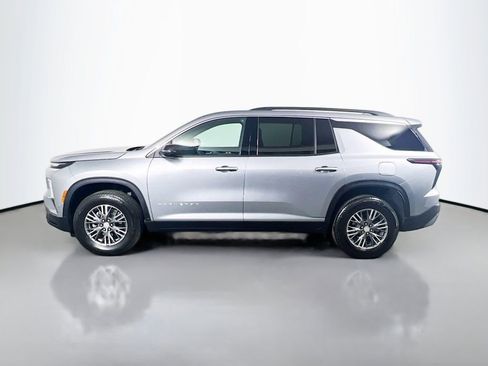 Used 2025 Chevrolet Traverse LT image 8