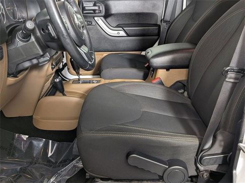 Used 2017 Jeep Wrangler Unlimited Rubicon w/ Connectivity Group image 12