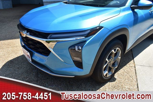 Used 2025 Chevrolet Trax LT w/ Driver Confidence Package FWD image 40