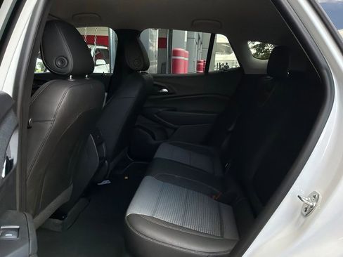Used 2025 Chevrolet Trax LT w/ LT Convenience Package FWD image 11