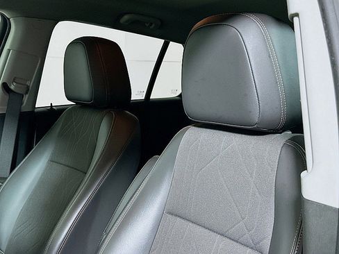 Used 2022 Chevrolet Trax LT w/ LT Convenience Package image 19