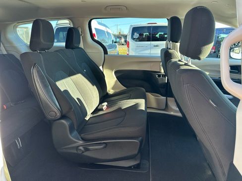 Used 2021 Chrysler Voyager L image 5