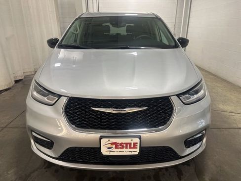 Used 2024 Chrysler Pacifica Touring-L image 2