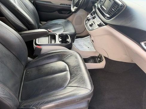 Used 2017 Chrysler Pacifica Touring-L FWD image 38