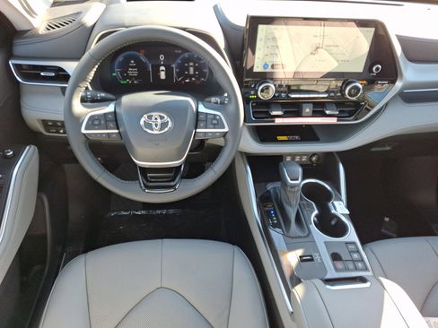 New 2026 Toyota Highlander Platinum image 11