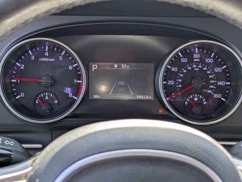 Used 2024 Kia Carnival LX FWD image 3