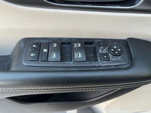 Used 2023 Chrysler Pacifica Touring-L image 17