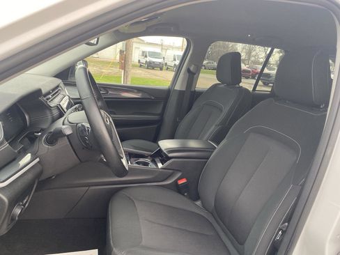 Used 2022 Jeep Grand Cherokee Laredo w/ Luxury Tech Group I AWD/4WD image 16