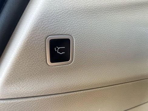 Used 2020 Chrysler Pacifica Touring-L image 21