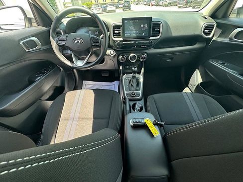 Used 2024 Hyundai Venue SEL FWD image 16