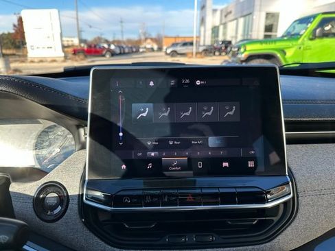 Used 2024 Jeep Compass Latitude image 35