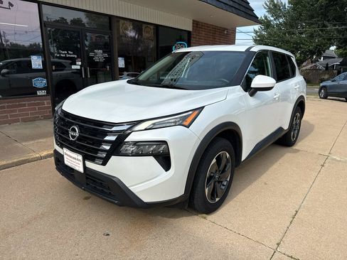 Used 2025 Nissan Rogue SV AWD/4WD image 2