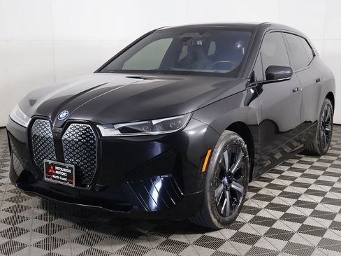 Used 2024 BMW iX xDrive50 w/ Sport Package AWD/4WD image 12