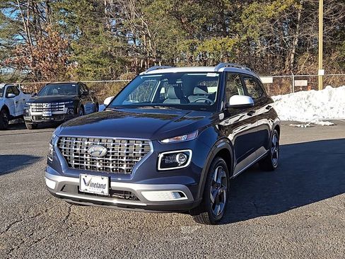 Certified 2025 Hyundai Venue Limited FWD image 4