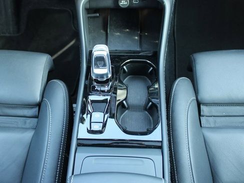 Used 2025 Volvo XC40 B5 Plus image 19