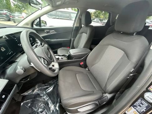 Used 2025 Kia Sportage LX FWD image 13