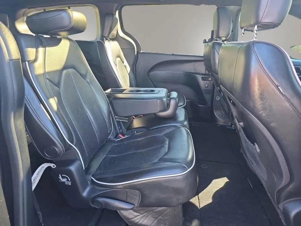 Used 2019 Chrysler Pacifica Limited w/ Advanced Safetytec Group FWD image 13