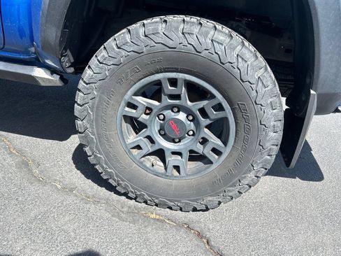 Used 2018 Toyota Tacoma TRD Off-Road w/ Technology Package AWD/4WD image 13
