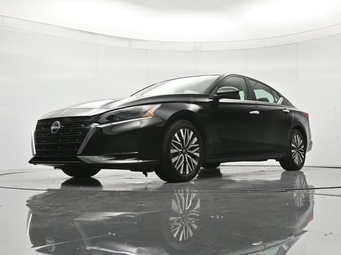 Used 2025 Nissan Altima 2.5 SV FWD image 36