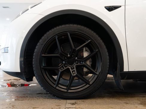 Used 2021 Tesla Model Y Long Range AWD/4WD image 7