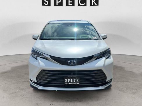 Used 2023 Toyota Sienna Platinum AWD/4WD image 8