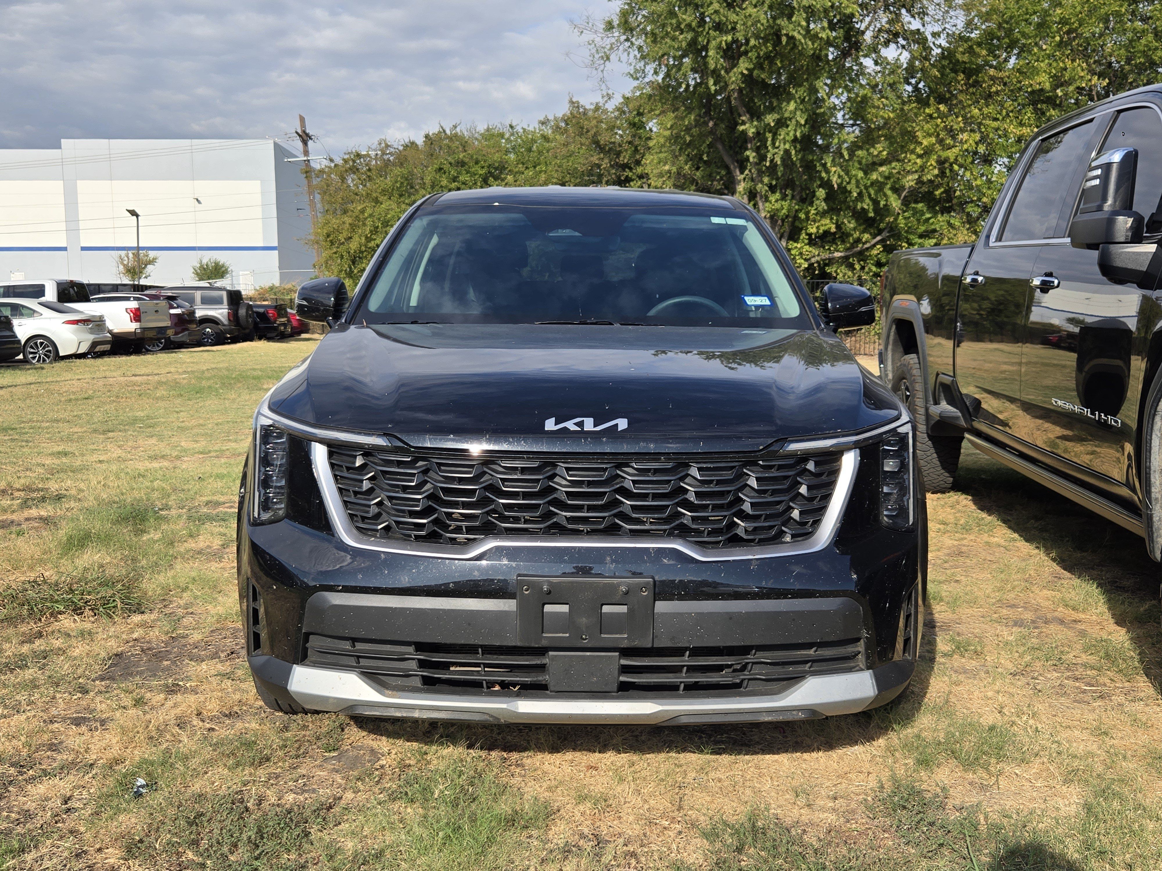 Used 2025 Kia Sorento LX FWD image 2