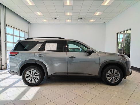 Used 2025 Nissan Pathfinder SV AWD/4WD image 2