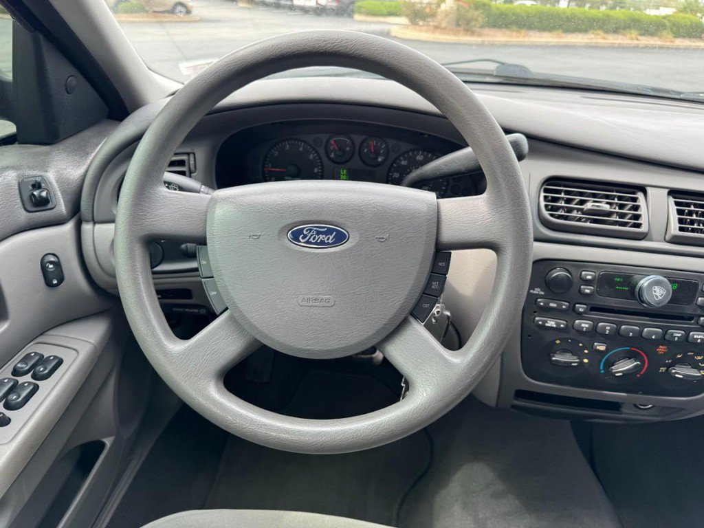 Used 2004 Ford Taurus SE FWD image 12