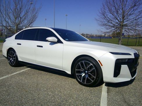 Used 2025 BMW 760i xDrive w/ Executive Package image 31