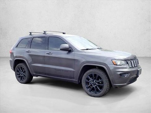 Used 2017 Jeep Grand Cherokee Altitude AWD/4WD image 10
