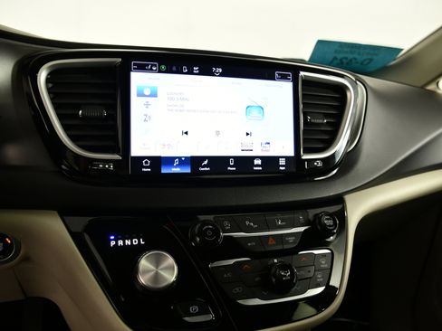 Used 2024 Chrysler Pacifica Touring-L image 26