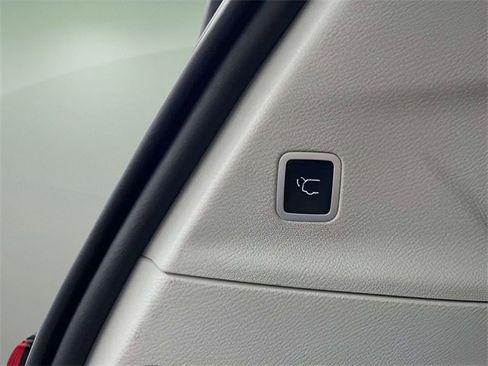 Used 2024 Chrysler Pacifica Touring-L image 12