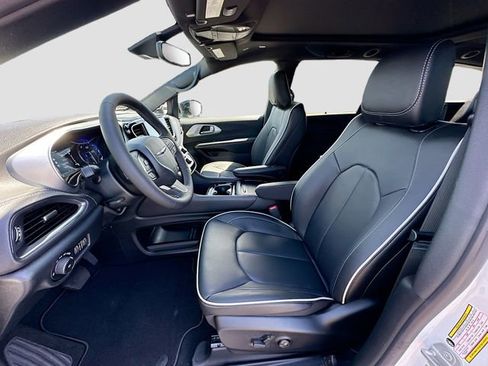 New 2026 Chrysler Pacifica Limited image 15
