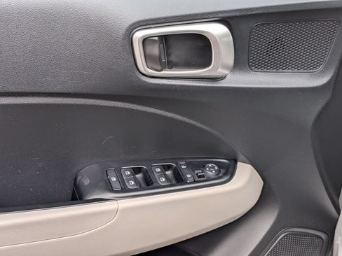 Used 2025 Hyundai Venue SEL FWD image 13