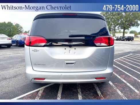 Used 2022 Chrysler Voyager LX image 6