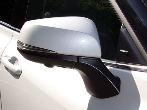 Used 2024 Toyota Highlander AWD image 14